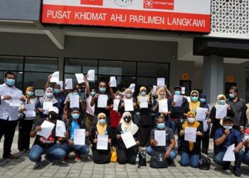 SEBAHAGIAN pemimpin dan ahli Bersatu Langkawi yang keluar  parti itu semalam.