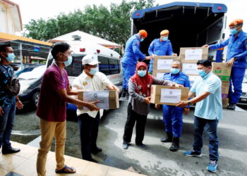 HALIMATON Saadiah Saad (empat dari kiri) menyampaikan sumbangan untuk pelajar yang menerima rawatan di Pusat Kuarantin dan Rawatan Covid-19 di Kolej Kediaman Bukit Kachi, UUM, Sintok, Kubang Pasu hari ini.