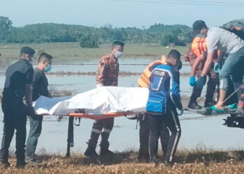 ANGGOTA bomba dan polis mengangkat mayat seorang lelaki yang ditemukan lemas di Sungai Banggol Temak, Pendang hari ini.