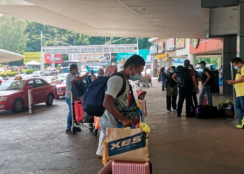 PELANCONG tempatan terpaksa pulang awal bercuti di Langkawi hari ini berikutan pelaksanaan PKP, PKPB dan PKPP di seluruh negara bermula esok.