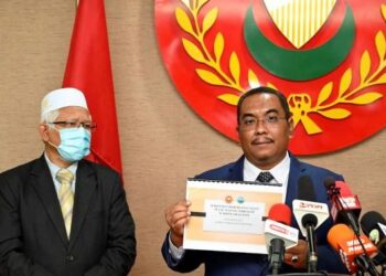 MUHAMMAD Sanusi Md. Nor menunjukkan laporan LSANK berkaitan kebergantungan Pulau Pinang terhadap sumber air Kedah pada sidang akhbar di Alor Setar, hari ini.