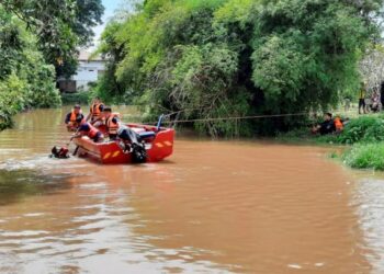 OPERASI mencari mangsa, Ismail Awang, 83, yang dikhuatiri lemas  selepas terjatuh ke dalam Sungai Langgar di Pekan Langgar, Alor Setar semalam.