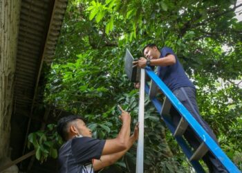 PELAJAR Universiti, Muhammad Saiful Izwan Mohamad Hilmi, 21, (kiri) dan Muhamad Fairul Ezuan Saidi, 21 menguji tahap kelajuan capaian internet di rumah mereka di Kampung Tembak B, Kuala Ketil hari ini.- UTUSAN/SHAHIR NOORDIN