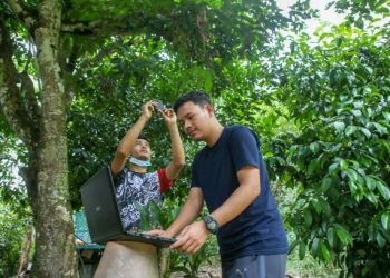 Muhammad Saiful Izwan (kiri) dan Muhamad Fairul Ezuan menguji tahap kelajuan capaian internet 
di rumah mereka di Kampung Tembak B, Kuala Ketil, Kedah, baru-baru ini. – UTUSAN/SHAHIR NOORDIN