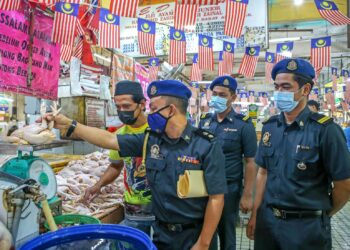 Anggota penguat kuasa KPDNHEP Negeri Kedah memeriksa dan memantau harga ayam di Pasar Besar Alor Setar pada 21 April 2021. -
UTUSAN/ SHAHIR NOORDIN.