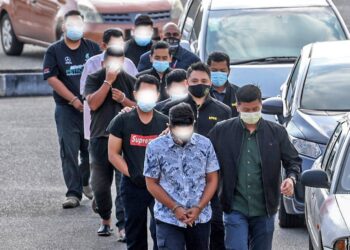 Sebahagian pegawai JPJ Kedah dibawa ke Mahkamah Majistret Alor Setar untuk direman semalam.