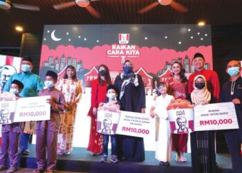 CHAN May Ling (belakang, tiga dari kiri) bersama Duta Add Hope KFC, Awal Ashaari (kanan), Scha Alyahya (dua dari kanan) dan Lara Alana (tiga dari kanan) bersama wakil tiga buah rumah kebajikan yang menerima sumbangan KFC sempena Majlis Pelancaran Kempen ‘Raikan Cara Kita’ di Restoran KFC, Wangsa Maju, kelmarin. – UTUSAN/ MUHAMAD IQBAL ROSLI