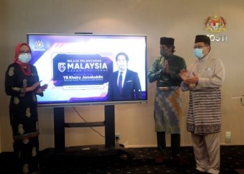 KHAIRY Jamaluddin (dua kanan) melancarkan Malaysia Grand Challlenge (MGC) di Kementeriannya MOSTI di sini, hari ini.-UTUSAN/ FAISOL MUSTAFA