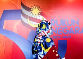 Seorang pengunjung di Kompleks Kementerian Komunikasi dan Multimedia Malaysia berjalan melintasi logo Rukun Negara sempena ulangtahun ke-50 Rukun Negara, September lalu. –  GAMBAR HIASAN/FAISOL MUSTAFA