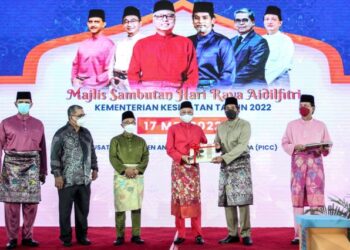 ISMAIL Sabri Yaakob menerima buku Inisiatif Malaysia Hidup Bersama Covid-19 daripada Khairy Jamaluddin (dua kanan) pada Majlis Sambutan Hari Raya Aidilfitri KKM di Putrajaya. - UTUSAN/FAISOL MUSTAFA