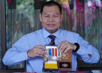 MAZLAN Fauzi ketika menunjukkan pingat-pingat anugerah jasa yang diterimanya ketika ditemubual Mingguan Malaysia mengenai pengalaman sewaktu misi menyelamat anggota elit US Rangers yang terperangkap di Pasar Bakara Mogadishu, Somalia pada tahun 1993 di Kajang di sini hari ini. -UTUSAN/FAUZI BAHARUDIN