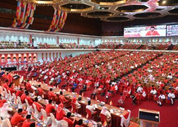 Ahmad Zahid Hamidi semasa menyampaikan ucapan dasar Presiden UMNO sempena Perhimpunan Agung UMNO 2021 di Pusat Dagangan Dunia Kuala Lumpur (WTCKL)  semalam.