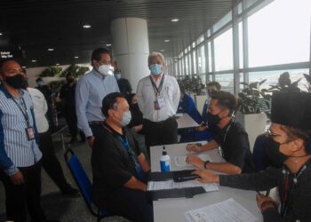 KHAIRY Jamaluddin ketika hadir meninjau pengoperasian PPVIN KLIA yang juga PPV Sektor Pengangkutan Udara di KLIA.-UTUSAN/ FAISOL MUSTAFA