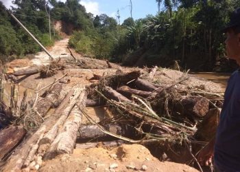 JALAN balak di perkampungan Orang Asli Gua Musang, Kelantan rosak teruk akibat hujan lebat seminggu lalu. -UTUSAN/AIMUNI TUAN LAH