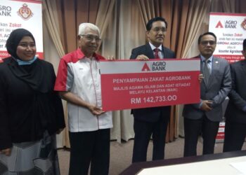 ZULKIFLI Ab. Rahman (dua kanan) menerima cek zakat berjumlah RM142,733 daripada Pengarah Wilayah Agrobank Ibrahim Syed Mohd Al Mashoor di Pejabat MAIK.