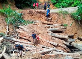 KAKITANGAN Hospital Orang Asli Gombak yang terperangkap diselamatkan anggota penyelamat di Pos Belatim, Gua Musang, Kelantan.