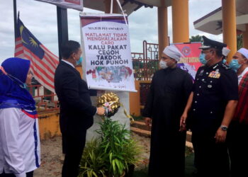 ZULKIFLI Abdullah (dua kiri) ketika merasmikan papan tanda kempen Pencegahan Dadah di Rantau Panjang Kelantan hari ini.-UTUSAN/YATIMIN ABDULLAH