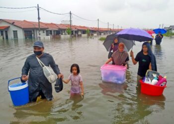 SEBAHAGIAN penduduk Taman Perumahan  Prima Pasir Mas mengangkat barang keperluan selepas dinaiki air setinggi 1.5 meter menyebabkan ramai penduduk mula  berpindah dan mengangkat barang-barang keperluan di sini hari ini. -UTUSAN/ ZULHANIFA SIDEK