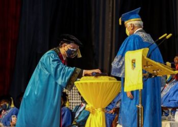 DR. Noor Hisham Abdullah menerima penganugerahan Ijazah Kehormat Doktor Falsafah (Kepimpinan dalam Kesihatan Awam) oleh Tuanku Muhriz Tuanku Munawir ketika Majlis Konvokesyen UKM Ke-48 di Dewan Canselor Tun Abdul Razak, UKM, Bangi. - UTUSAN/AMIR KHALID