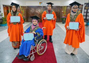 Graduan Orang Kurang Upaya (OKU) (dari kiri), Ainur Athira Zulkiflee, Nur Syazalina Radzuan, Azree Feekree Zamzuri dan Nur Aishah Tajudin menerima ijazah masing-masing ketika Sidang 6, Majlis Konvokesyen Universiti Kebangsaan Malaysia Ke-48 di Dewan Canselor Tun Abdul Razaki di Bangi semalam.