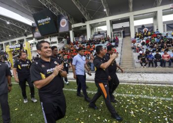 RADZI Jidin bersama Menteri Belia dan Sukan, Datuk Seri Ahmad Faizal Azumu pada Majlis Pelancaran Malaysia Little League 2022 di Stadium Mini Pancarona Presint 18 di sini, hari ini. -UTUSAN/FAISOL MUSTAFA