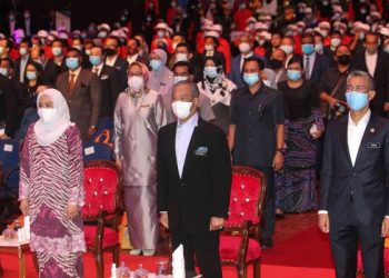 MUHYIDDIN Yassin hadir pada Majis Pelancaran Pelan Jana Semula Ekonomi Negara (PENJANA) Kementerian Pengajian Tinggi-Career Advancement Programme (PENJANA KPT-CAP) di Dewan Canselor Tun Abdul Razak (DECTAR), Universiti Kebangsaan Malaysia (UKM) di sini, hari ini. Turut kelihatan, Menteri Kewangan, Datuk Seri Tengku Zafrul Tengku Abdul Aziz (kanan) dan Menteri Pengajian Tinggi, Datuk Dr. Noraini Ahmad (kiri). -UTUSAN/ FAISOL MUSTAFA