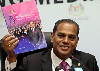 M. Saravanan bercakap dalam  sidang akhbar sempena Majlis 365 Hari Pencapaian Menteri Sumber Manusia di kementeriannya di Putrajaya, hari ini. - UTUSAN/FAISOL MUSTAFA