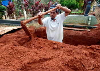 MD. Najib Teh tetap meneruskan kerja-kerja menggali kubur biarpun berdepan cabaran pada musim tengkujuh ketika ditemui di Tanah Perkuburan Islam Kampung Berata, Jalan Temenggong. Pemberita/Gambar: FARAHWAHIDA AHMAD