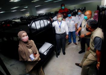 ADHAM Baba (tengah) meninjau penambahan 1400 unit katil di dewan PKRC MAEPS 2.0 di Serdang di sini, hari ini. - UTUSAN/FAISOL MUSTAFA