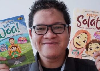 IRFAN RAMLI menunjukkan siri komik 'Bestnya'.