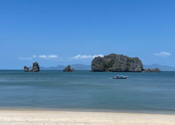 LOKASI seorang pemuda dikhuatiri lemas di Pantai Tanjung Rhu, Langkawi. -UTUSAN/NUR AMALINA AZMAN