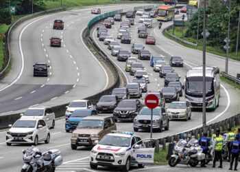 BEBERAPA lebuh raya utama menghala pantai timur dan arah utara bergerak perlahan mulai 9 pagi