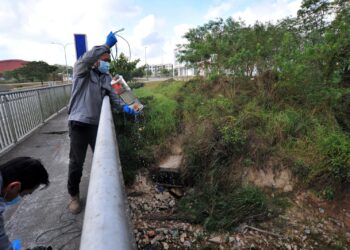 Kakitangan sebuah makmal bebas menggunakan peralatan khas, Van Dorn water sampler ketika mengambil sampel air Sungai Selangkah pada 5 Mac 2021. - UTUSAN/RAJA JAAFAR ALI