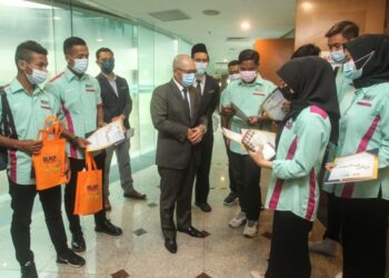 RONALD Kiandee (tengah) beramah mesra bersama para pelatih Institut Pertanian Kuala Lipis selepas Majlis Perasmian Program Business Talk selangkah ke Industri di Dewan Serbaguna MAFI, di sini, hari ini.- UTUSAN/ FAISOL MUSTAFA