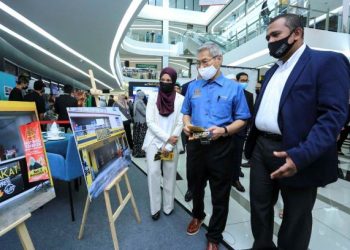 MANSOR Othman (dua kanan) diiringi Ketua Pegawai Eksekutif Malakat Mall, Mohd. Fadzil Hashim (kanan) melawat pameran Malakat Mall pada Majlis Perasmian Raudhah College di Cyberjaya, hari ini. - UTUSAN/FAISOL MUSTAFA