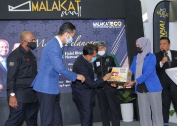 CHE Abdullah Mat Nawi (tengah) mengimbas kod Halal Blockchain Network (HBN) pada majlis pelancaran HBN di Malakat Mall, Cyberjaya di sini, hari ini. - UTUSAN/FAISOL MUSTAFA