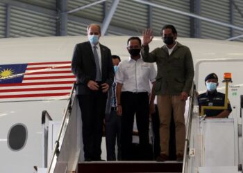 KHAIRY Jamaluddin bersama UN Resident Coordinator In Malaysia, Stefan Priesner (kiri) dan Pengerusi Malaysia Airlines Bhd (MAB), Tan Sri Wan Zulkiflee Wan Ariffin (tengah) melawat ruang pesawat Malaysia Airlines pada program Malaysia Aviation Group (MAG) Sustainability Blueprint di MAB Engineering Complex KLIA. - UTUSAN/FAISOL MUSTAFA