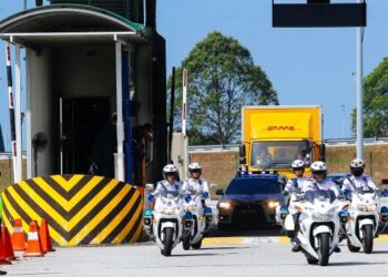 KONVOI kenderaan membawa kumpulan pertama vaksin Pfizer-BioNTech bergerak keluar dari kargo Lapangan Terbang Antarabangsa Kuala Lumpur (KLIA) selepas selamat tiba hari ini. Ketibaan kumpulan pertama vaksin COVID-19 itu merancakkan momentum Program Imunisasi COVID-19 Kebangsaan iaitu program vaksinasi terbesar di negara ini. - UTUSAN/FAISOL MUSTAFA