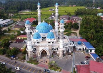 Masjid Ar-Rahman Kubang Batang, Tumpat yang dibuka sejak Mei lalu mempunyai keluasan 27,000 kaki persegi mampu memuatkan 3,000 jemaah dalam satu-satu masa. – UTUSAN/ZULHANIFA SIDEK