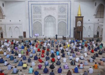 Masjid kini dibuka untuk solat jemaah selepas ditutup sejak Mac lalu sepanjang tempoh Perintah Kawalan Pergerakan.