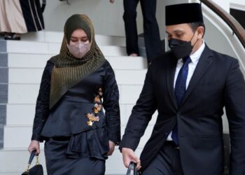 SOVA Ali (tengah) bersama peguamnya meninggalkan mahkamah selepas membuat pengesahan penceraian bersama Menteri Besar Perlis, Datuk Seri Azlan Man di Mahkamah Rendah Syariah Hulu Langat di sini hari ini. -UTUSAN/AMIR KHALID