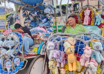 ABU Bakar Osman (kanan) bersama rakan pengayuh beca lain sedang menunggu pelanggan di sekitar Banda Hilir, Melaka. - FOTO/MUHAMMAD SHAHIZAM TAZALI