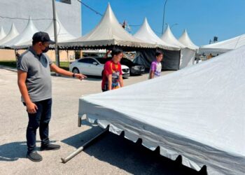 RASYDAN Zahier meninjau kerja-kerja akhir pemasangan khemah di tapak Bazar Aidilfitri Klebang, Melaka. - UTUSAN/AMRAN MULUP