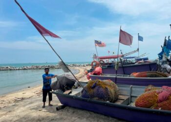 ABDUL ZAMZURI Abdullah menunjukkan peralatan bot yang rosak akibat terdedah di bawah cuaca terik di Pantai Perigi, Pengkalan Rombang, Melaka. - UTUSAN/DIYANATUL ATIQAH ZAKARYA