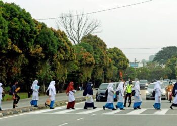 PELAJAR yang hadir sempena pembukaan semula sekolah secara bersemuka di Sekolah Menengah Kebangsaan Munshi Abdullah, Batu Berendam. – UTUSAN/RASUL AZLI SAMAD