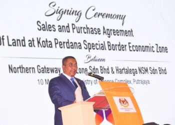 MUHAMMAD Sanusi Md. Nor berucap pada Majlis Menandatangani Perjanjian Jual-Beli Tanah di Zon Sempadan Ekonomi Khas (SBEZ) Kota Perdana, Bukit Kayu Hitam, Kedah Antara Syarikat Northern Gateway Free Zone Sdn Bhd dan Hartalega NSM Sdn Bhd di Kementerian Kewangan Putrajaya di sini, hari ini. -UTUSAN/FAISOL MUSTAFA