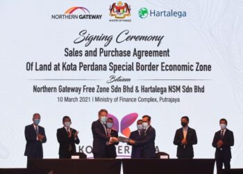 TENGKU Zafrul Tengku Abdul Aziz (belakang, tengah),  Muhammad Sanusi Md. Nor (belakang, tiga kanan) menyaksikan pertukaran dokumen antara Pengarah Northern Gateway Free Zone, Syaiful Hafiz Moamat Mastam (tiga kanan) dengan Kuan Mun Leong di Kementerian Kewangan, Putrajaya, semalam. – UTUSAN/FAISOL MUSTAFA