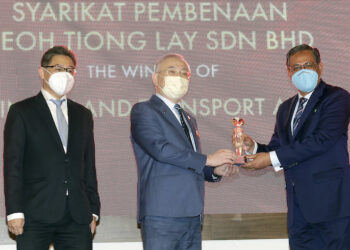 WEE Ka Siong menyampaikan Anugerah Kecemerlangan Pengangkutan dan Logistik kepada Ketua Pegawai Eksekutif YTL Construction, Datuk Seri Azmi Abdul Aziz (kanan) pada Majlis Anugerah Kecemerlangan Pengankutan dan Logistik Antarabangsa Kuala Lumpur 2021 di Putrajaya. - UTUSAN/FAISOL MUSTAFA