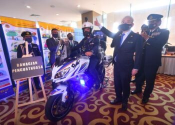 WEE Ka Siong menunjukkan kamera helmet yang digunakan oleh penguat kuasa JPJ sempena Majlis Ulang Tahun JPJ di Ibu Pejabat JPJ, Putrajaya. - UTUSAN/FAISOL MUSTAFA