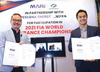 MADANI Sahari (kiri) dan Jazeman Jaafar menunjukkan dokumen perjanjian antara MARii dan Persona Energy bagi penyertaan dalam sukan permotoran FIA World Endurance Championship 2021 di Kuala Lumpur, semalam. – UTUSAN/FAUZI BAHARUDIN